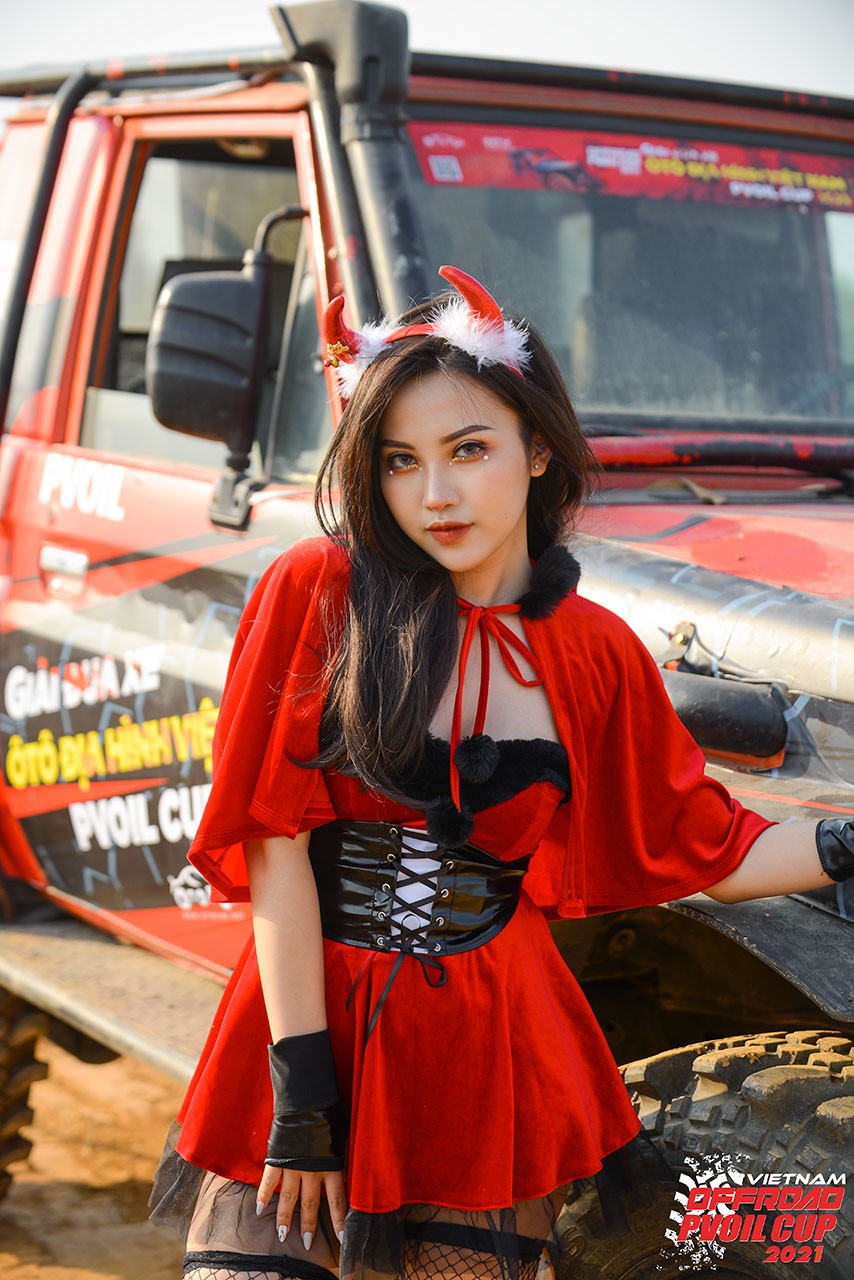 [PVOIL VOC 2021] Thiếu nữ diện đồ Giáng sinh bên 'chiến binh' offroad