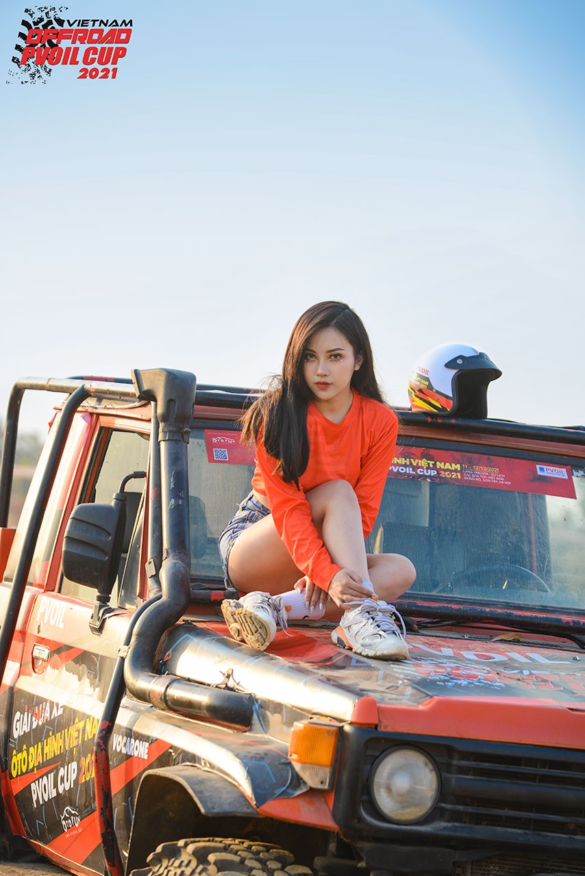 [PVOIL VOC 2021] Thiếu nữ diện đồ Giáng sinh bên 'chiến binh' offroad