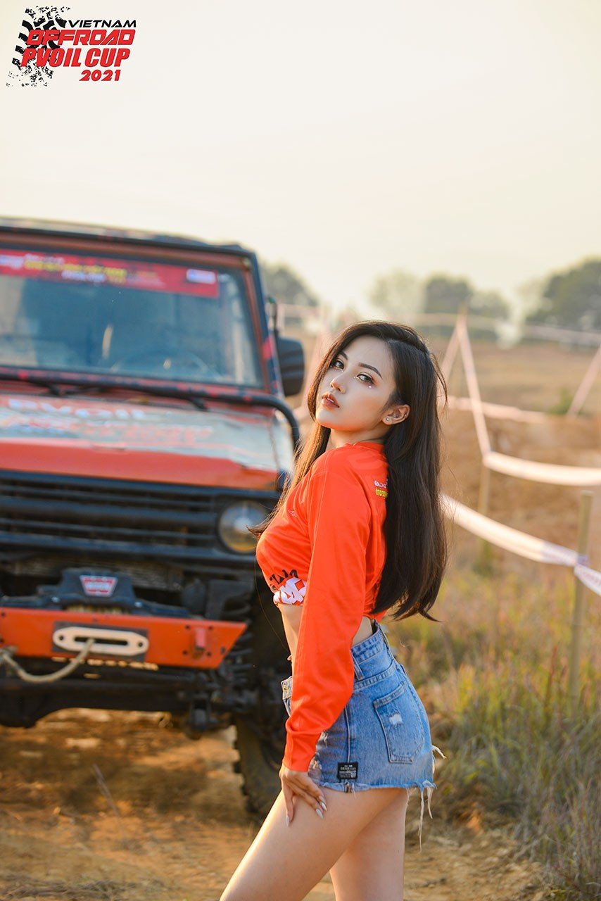 [PVOIL VOC 2021] Thiếu nữ diện đồ Giáng sinh bên 'chiến binh' offroad