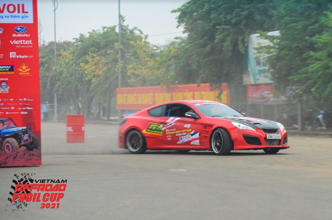 Đã mắt với những pha drift "đốt lốp" mở màn PVOIL VOC 2021