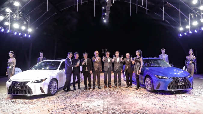 Xe ra mắt đầu tiên năm 2021: Lexus IS, 3 phiên bản, giá từ 2,1 tỷ đồng