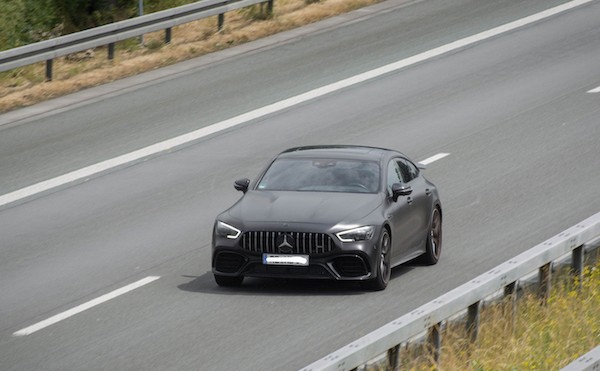 Chiếc Mercedes AMG GT 63 S chạy ngược chiều trên Autobahn, sau đó bỏ trốn cảnh sát với tốc độ 250km/h.