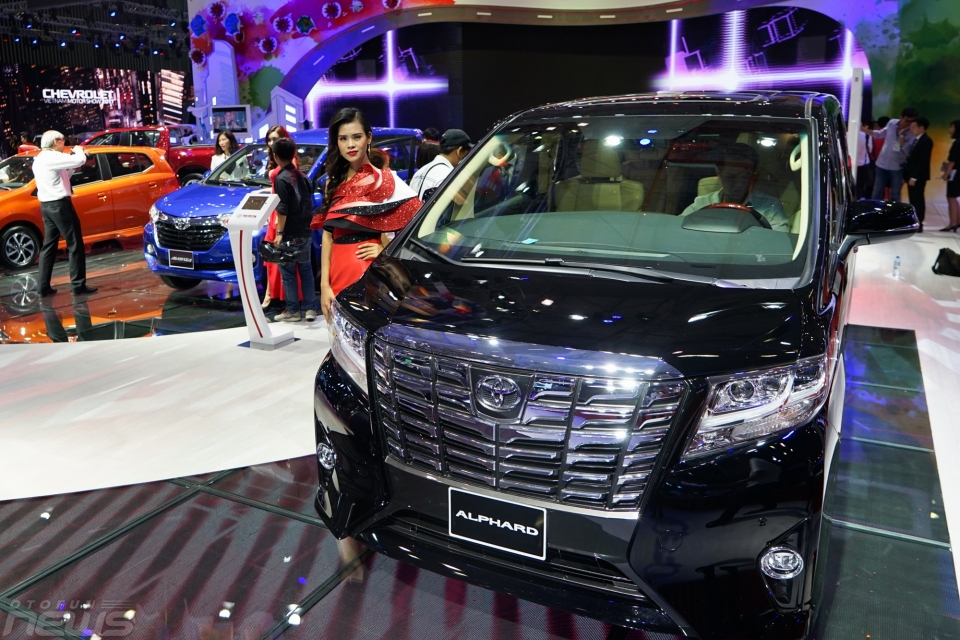 Toyota Alphard giá 3,5 tỷ bán được chiếc đầu tiên tại Việt Nam