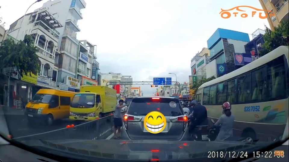 nguoi dan ong nhat rac tra lai cho tai xe o to vo y thuc