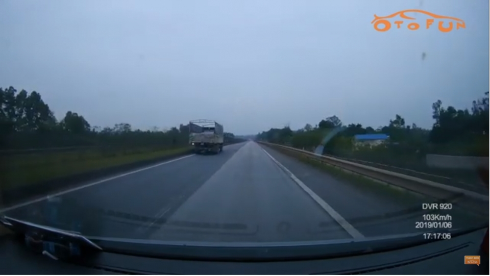 cao toc ha noi thai nguyen tai xe xe tai hon nhien dung xe di ve sinh tren lam 100kmh