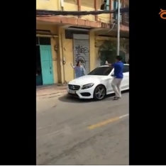 Cụ bà dùng búa đập Mercedes-Benz, gây thiệt hại gần 250 triệu đồng