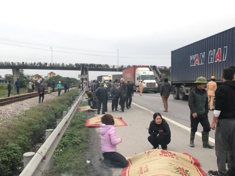 Xe tải đâm đoàn viếng nghĩa trang trên Quốc lộ 5, 9 người thiệt mạng