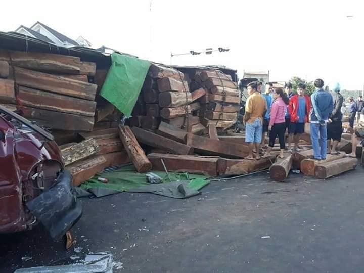 lat container hang tram khoi go do xuong duong de bep xe ban tai