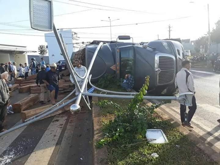 lat container hang tram khoi go do xuong duong de bep xe ban tai