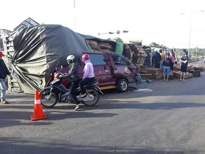 lat container hang tram khoi go do xuong duong de bep xe ban tai