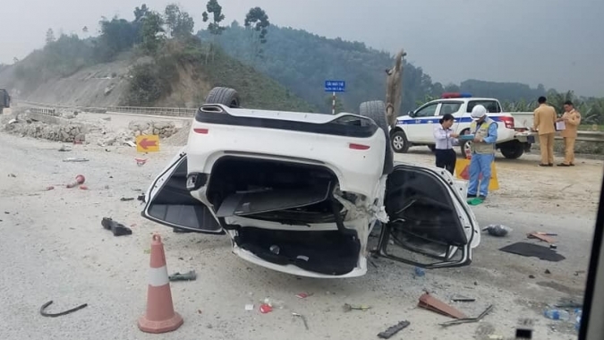 Hết Tết, Mazda6 lật ngửa trên đường về Hà Nội