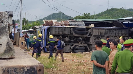 Xe khách lao thẳng vào nhà dân ở Nha Trang, 38 người nhập viện