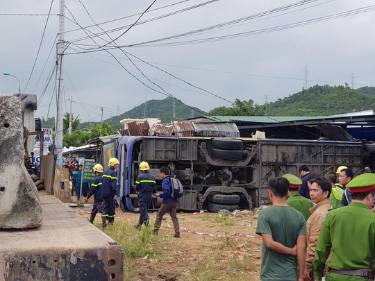 xe khach lao vao nha dan o nha trang 38 nguoi nhap vien