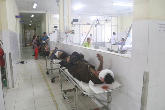 Xe khách lao thẳng vào nhà dân ở Nha Trang, 38 người nhập viện xe khach lao vao nha dan o nha trang 38 nguoi nhap vien