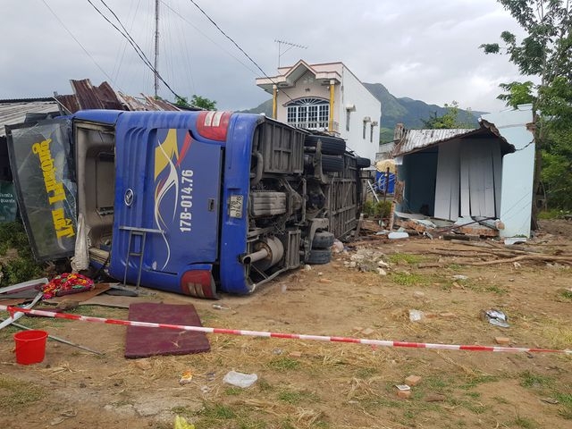 Xe khách lao thẳng vào nhà dân ở Nha Trang, 38 người nhập viện xe khach lao vao nha dan o nha trang 38 nguoi nhap vien