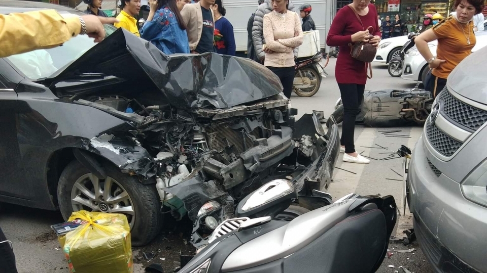 Tài xế Mazda3 bỏ đi sau khi gây tai nạn liên hoàn trên đường Trường Chinh