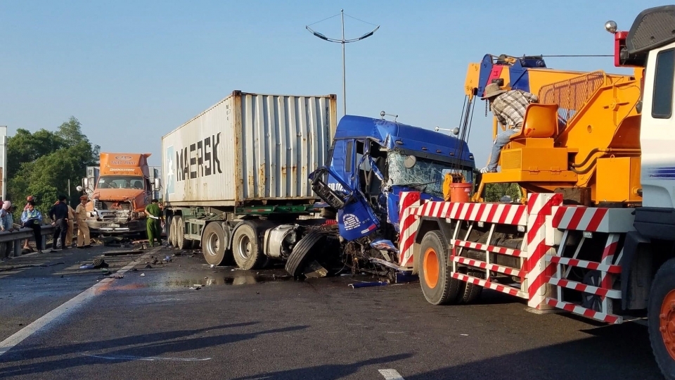 3 xe container đâm liên hoàn trên cao tốc Trung Lương, 1 người tử nạn