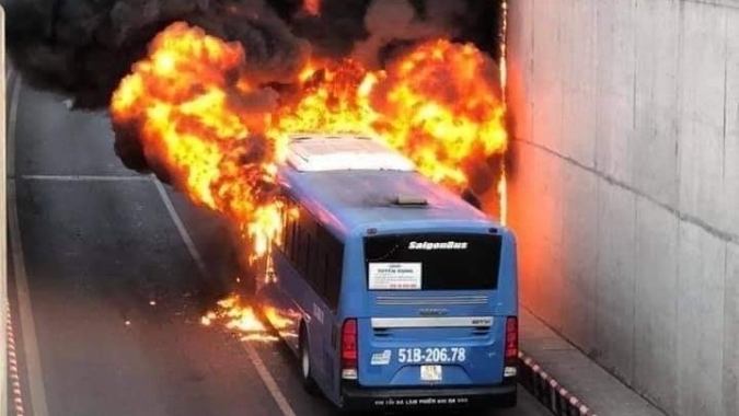 Xe buýt bất ngờ bị "lửa nuốt" tại hầm chui An Sương