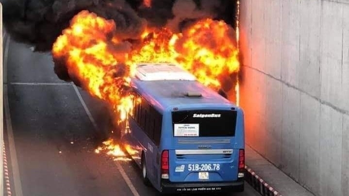 Xe buýt bất ngờ bị "lửa nuốt" tại hầm chui An Sương