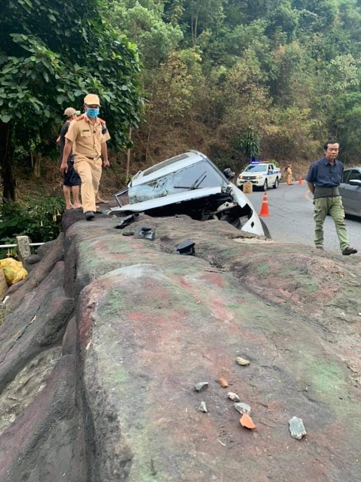 Xe Trung Quốc BAIC Q7 đâm vào đá trên đèo Bảo Lộc, 4 người thương vong