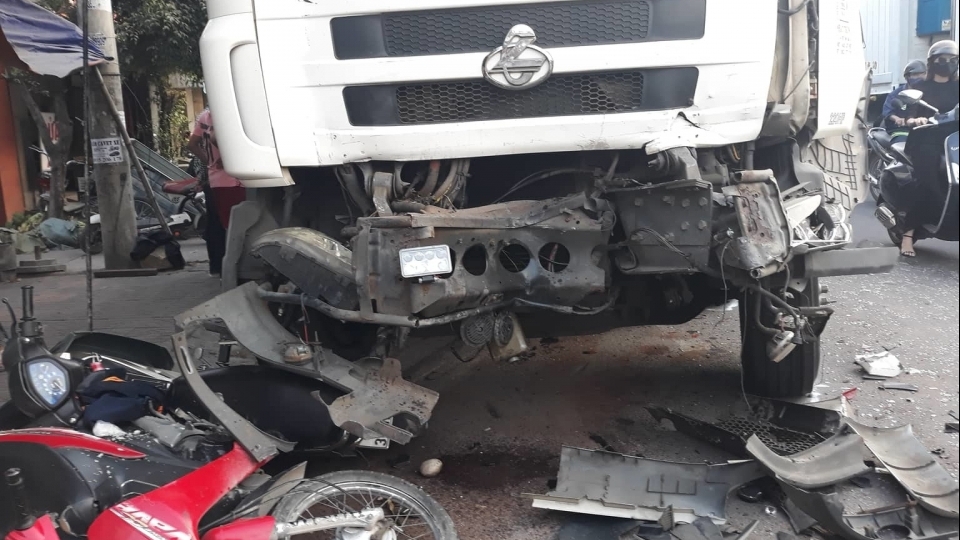 Xe tải tông hàng loạt xe máy tại cầu Diêu Trì, 3 người nhập viện