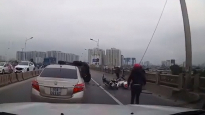 Honda CR-V lật ngửa trên cầu Vĩnh Tuy, 3 xe máy hứng trọn
