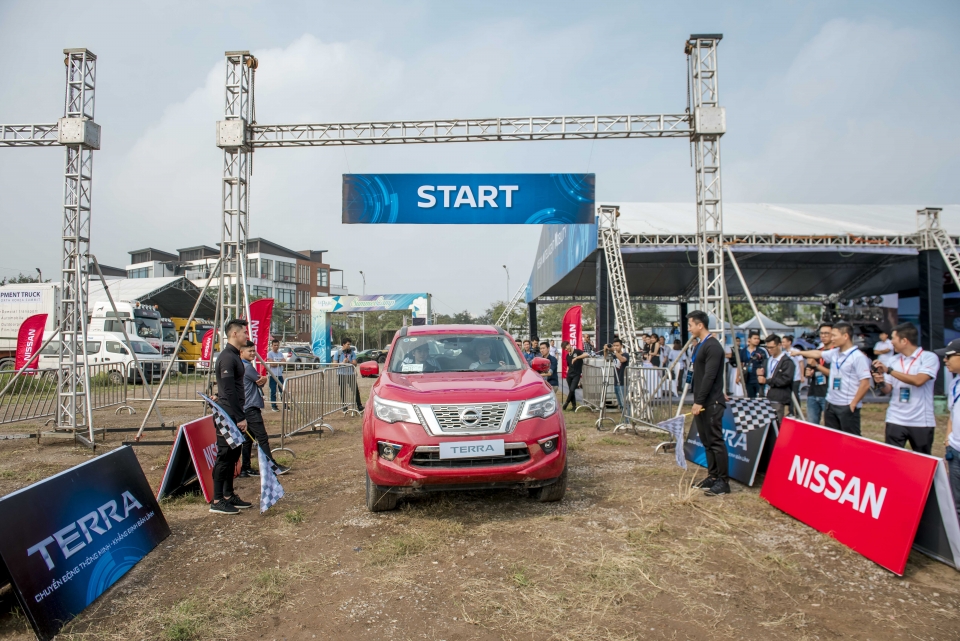nissan viet nam tang qua kep cho khach hang mua xe trong thang 3