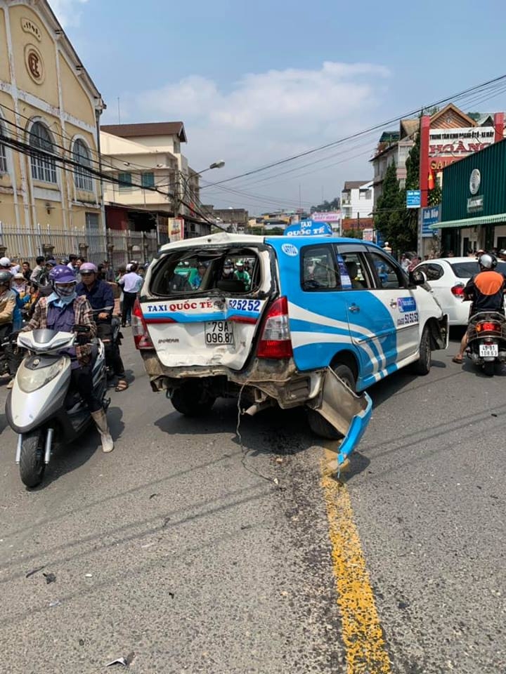 thanh nien nghi ngao da quay tung bung sau khi ha guc 1 o to va 10 xe may