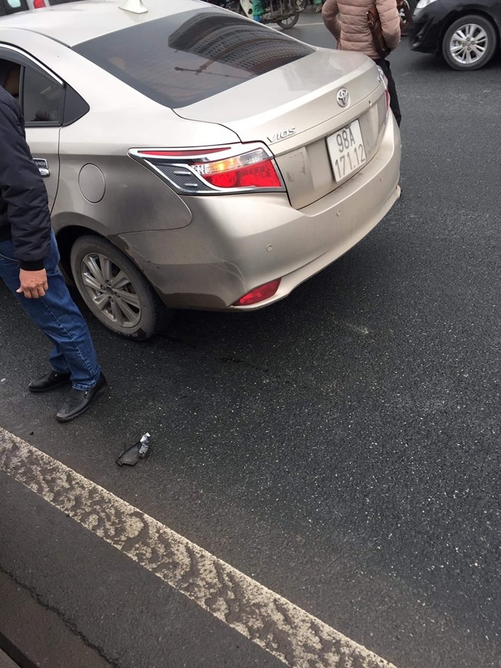 phong nguoc chieu tren cau nhat tan xe may yamaha huc trung o to vios