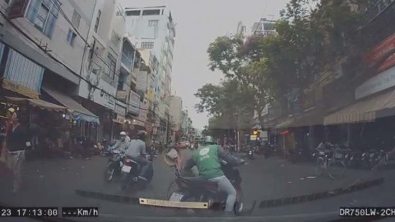 Tài xế Grab chắn xe giúp cụ già ngồi xe lăn sang đường tại Sài Gòn