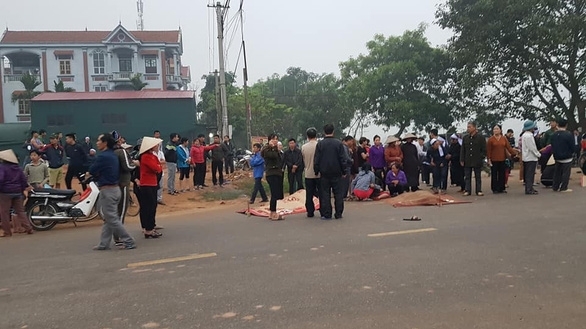 Xe khách limousine cán qua đoàn người đưa tang ở Vĩnh Phúc, 7 người tử vong