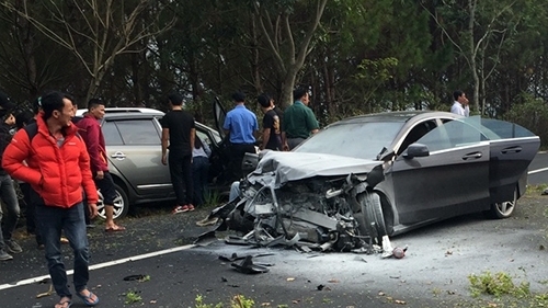 Mercedes-Benz lao qua làn ngược chiều, đâm nát Kia Carens trên cao tốc Liên Khương