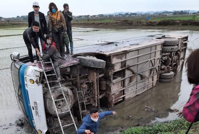 Bắc Giang: Xe chở 40 công nhân lao xuống ruộng