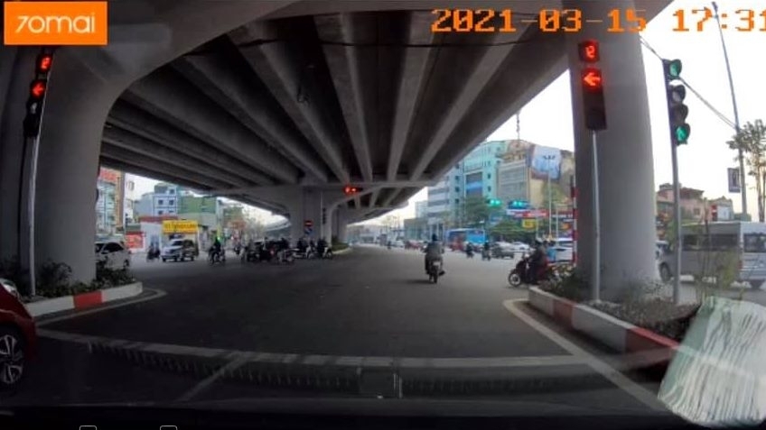 Cẩn trọng với "bẫy" vượt đèn đỏ ở lối rẽ cầu Thăng Long - Phạm Văn Đồng