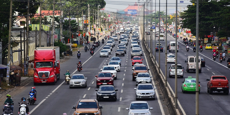 Ảnh dưới là minh chứng cho sự quái đản của giao thông trên QL51, khi làn trong cùng là làn vượt thì xe bò chật cứng, còn làn ngoài cùng đáng nhẽ là làn để chạy bình thường thì luôn ít xe nhất.