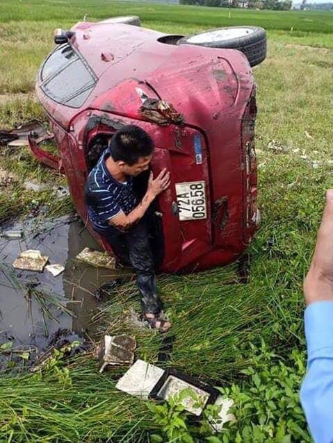 ford fiesta tong trung roi de nguoi di xe may xuong ruong