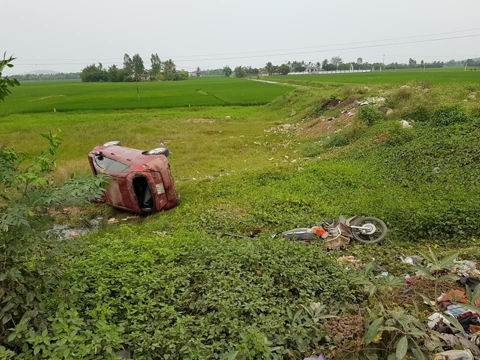 ford fiesta tong trung roi de nguoi di xe may xuong ruong