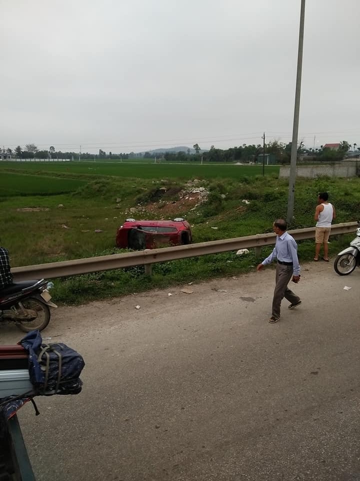 ford fiesta tong trung roi de nguoi di xe may xuong ruong
