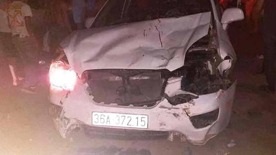 Kia Carens lao sang làn ngược chiều, tông hàng loạt xe máy tại Thanh Hóa