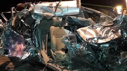 Toyota Fortuner bị xé toang sau cú tông trực diện với ô tô tải ở Đồng Nai