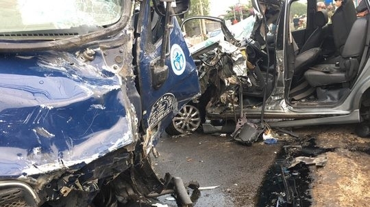 Tai nạn "lặp": Ô tô tải chở vịt tông nát đầu Toyota Innova ở Đồng Nai