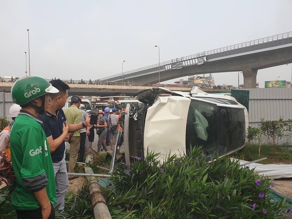 mercedes benz gla gay tai nan lien hoan roi lat nhao vao cho sinh vien