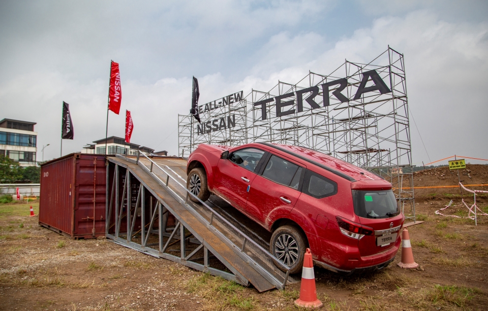 nissan terra giam gia manh
