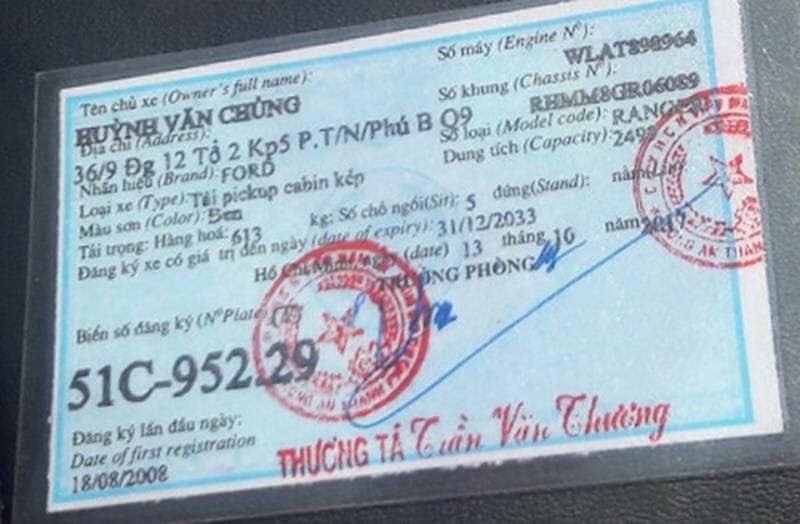 tai xe ford ranger dung riu chem dan ep nga 2 canh sat giao thong