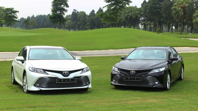 Hai phiên bản Toyota Camry 2019 có gì khác nhau