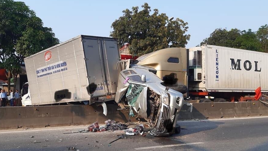 Tai nạn liên hoàn: Xe container cán bẹp bán tải, khiến nhiều ô tô bị dính chặt
