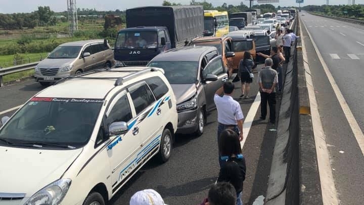 Toyota Innova gây tai nạn liên hoàn trên cao tốc Trung Lương, 7 ô tô bị hạ gục