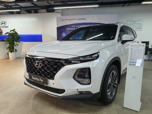 Hyundai Santa Fe giảm 120 triệu đồng, đại lý “dọn kho” đón bản mới