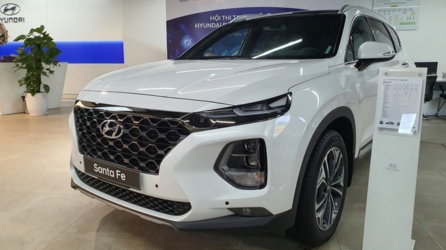 Hyundai Santa Fe giảm 120 triệu đồng, đại lý “dọn kho” đón bản mới
