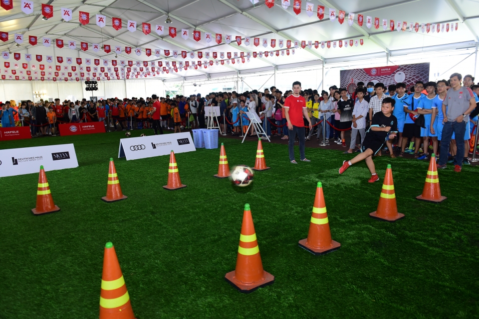 audi dua huyen thoai bong da duc bayern den viet nam